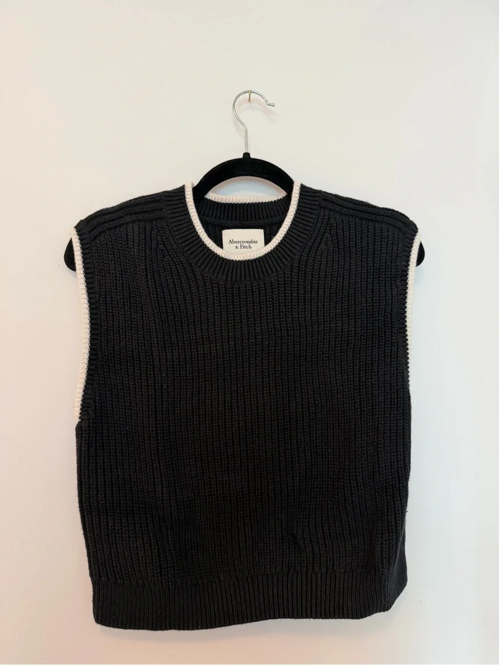 Abercrombie & Fitch Women’s Black Knit Sleeveless Sweater Vest - Picture 1 of 4